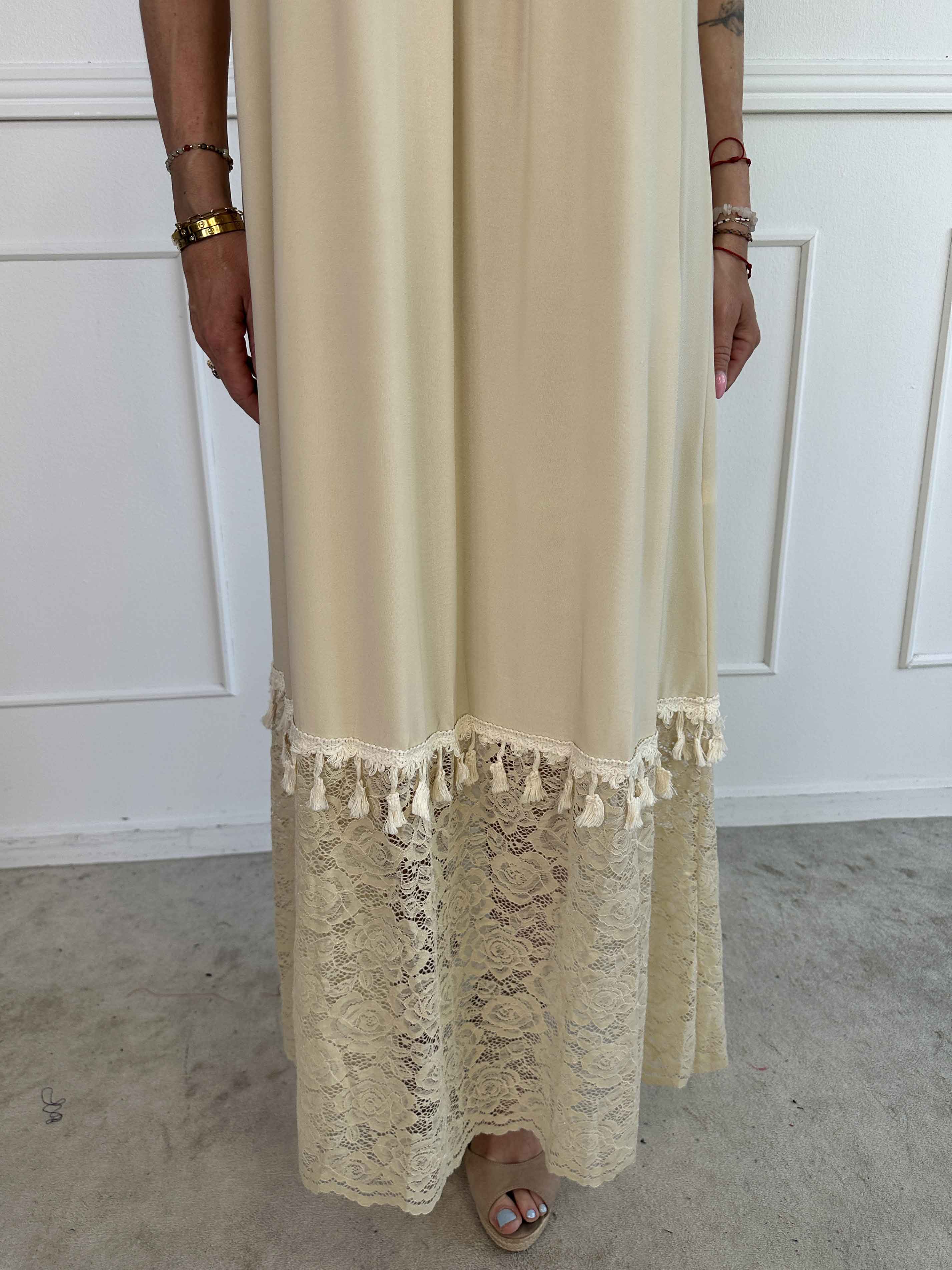 Willow - Lång elastisk klänning med spets nedtill